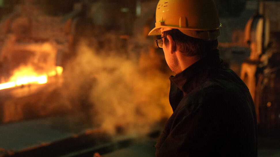 Porträt eines Technikers mit Schutzhelm in einer Gießerei