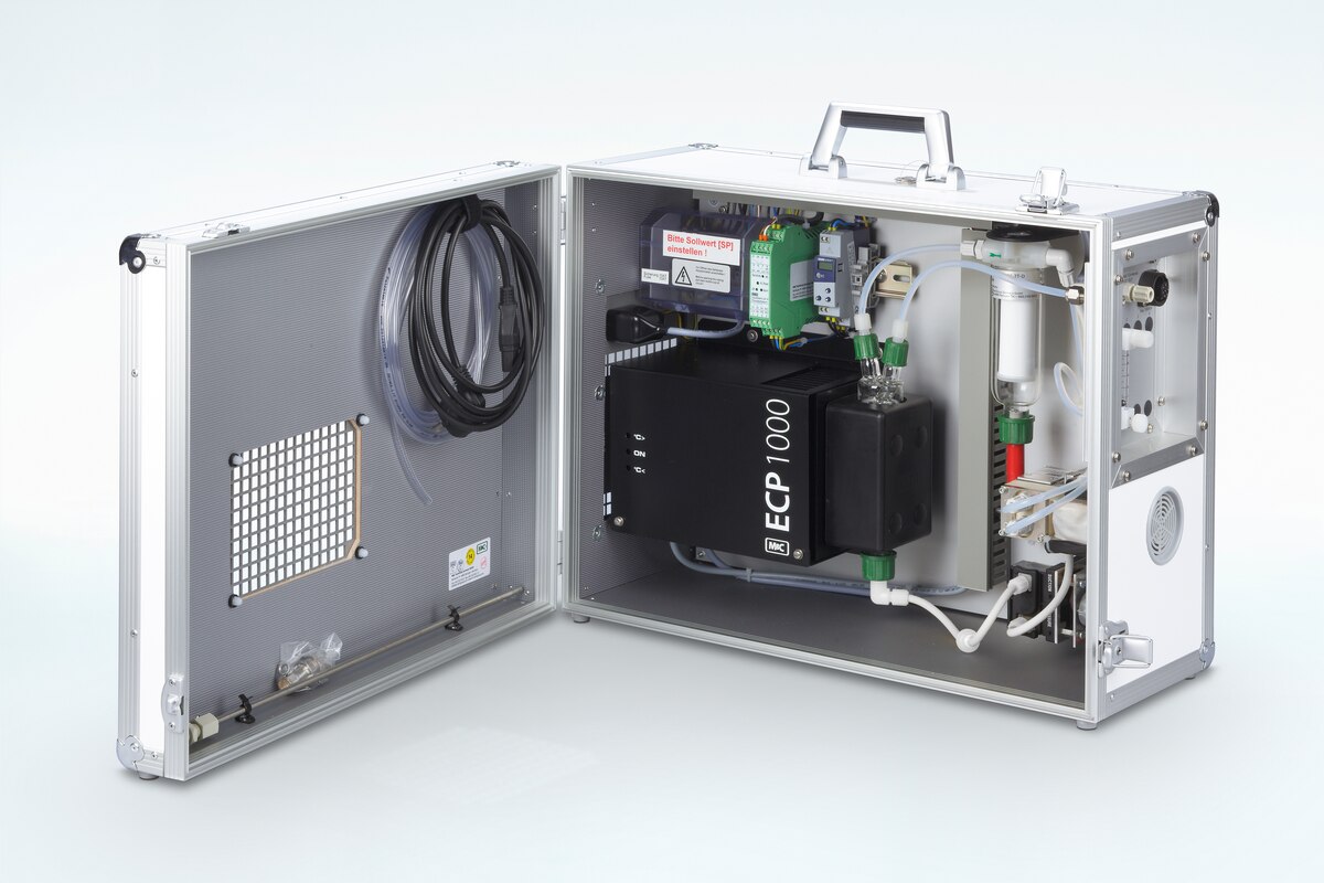 Oblique view of Portable Gas Conditioning System PSS5 inside an opened aluminium-framed case