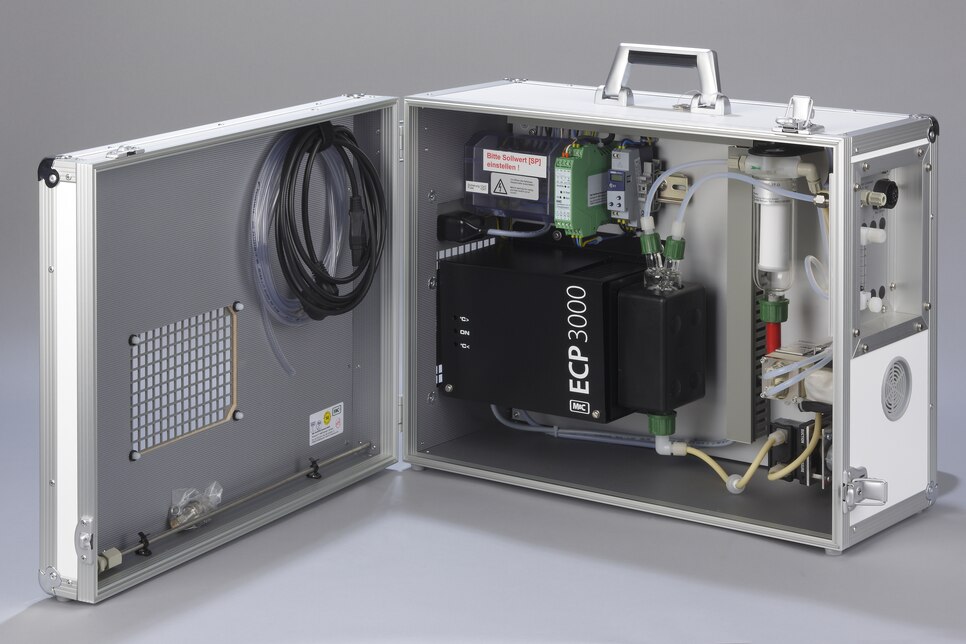 Oblique view of Portable Gas Conditioning System PSS5/3 incl. ECP3000 inside an opened aluminium-framed case