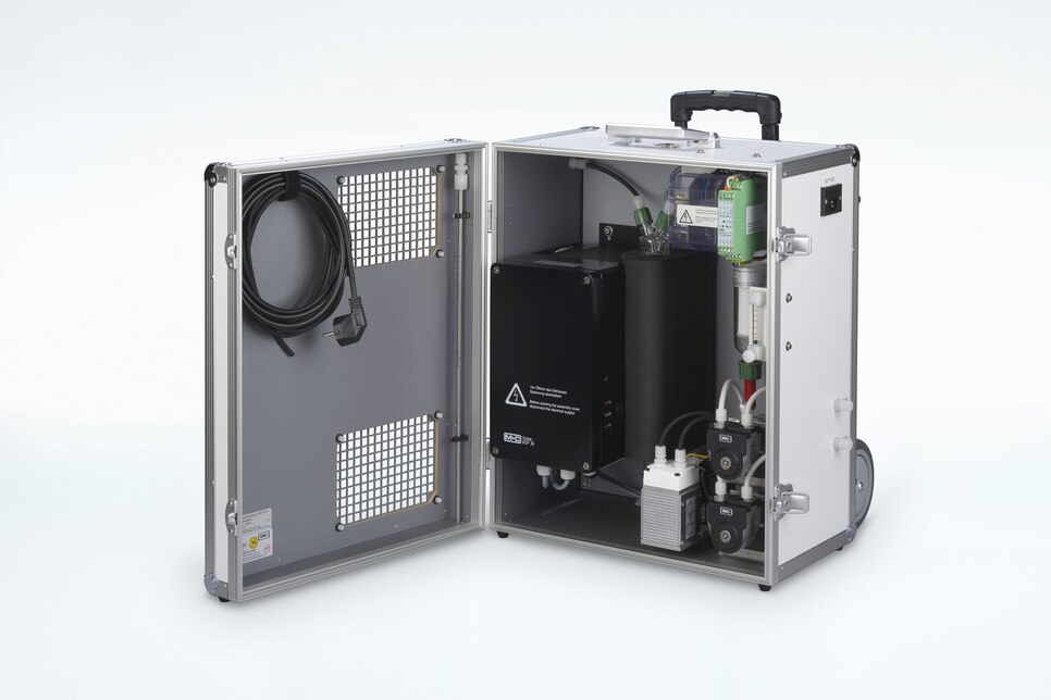Oblique view of Portable Gas Conditioning System PSS10/1 inside an opened aluminium-framed case