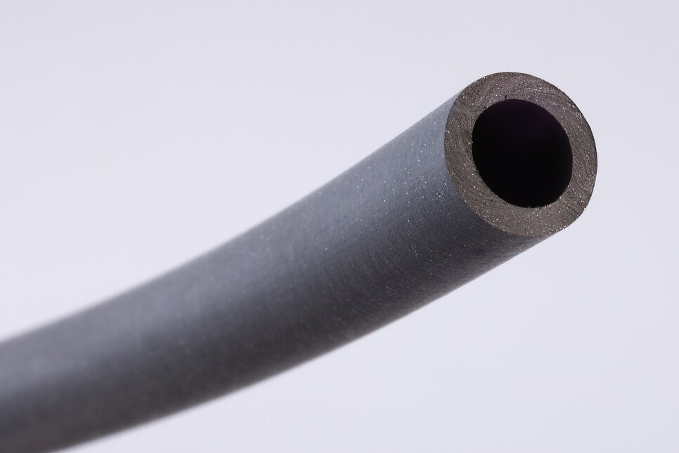 Detailansicht schwarzer Schlauch SL2-4/6 aus Viton