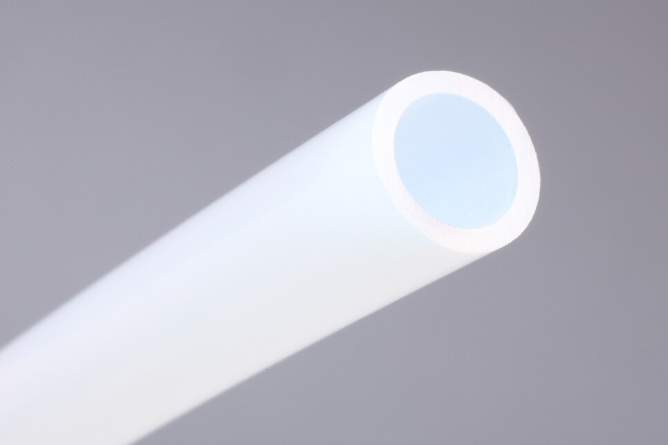 Detailansicht weiß durchscheinender Schlauch SL1-6/8 aus PTFE