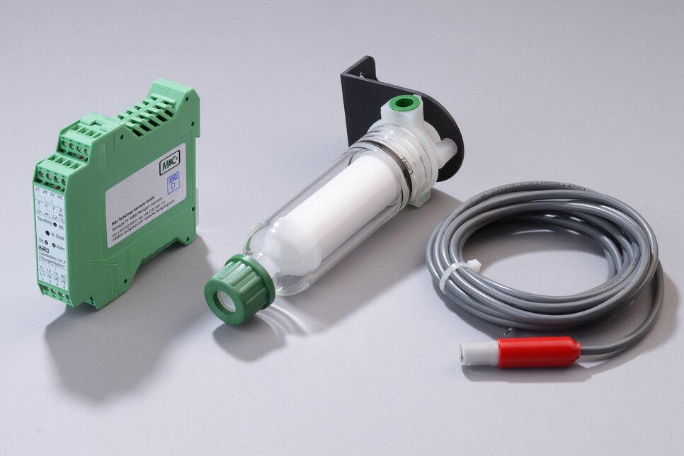 Oblique view of Universal Filter FP-2T, liquid alarm sensor LA1S and Electronic Controller LA1.4