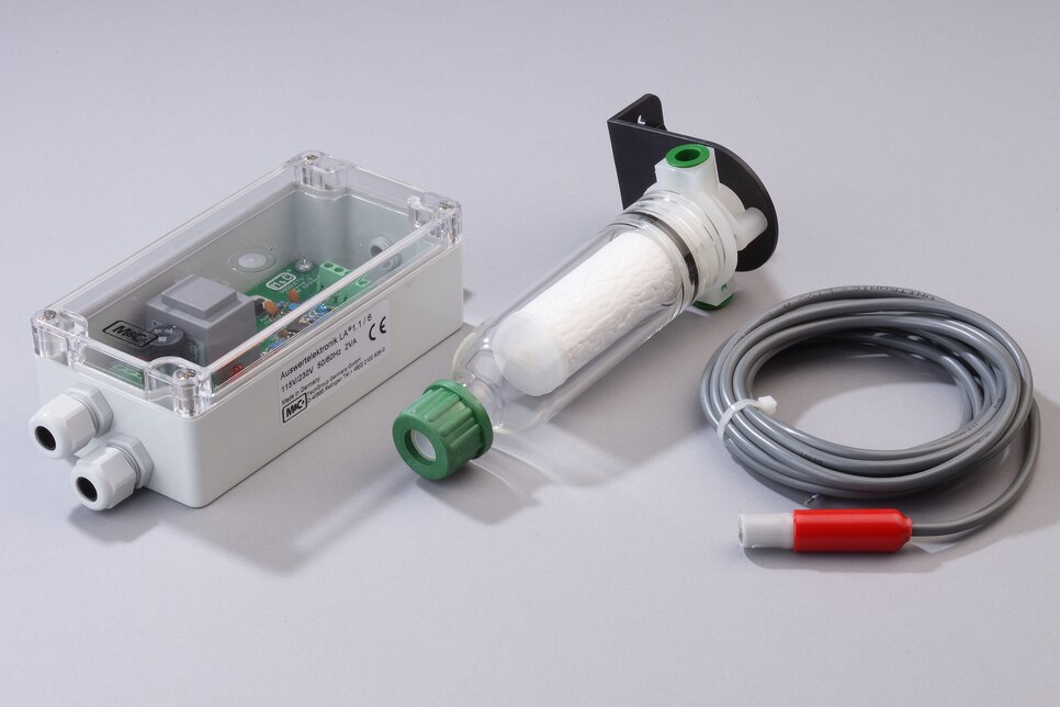 Oblique view of Universal Filter FP-0,1GF, Liquid Alarm Sensor LA1S and Electronic Controller LA1.1