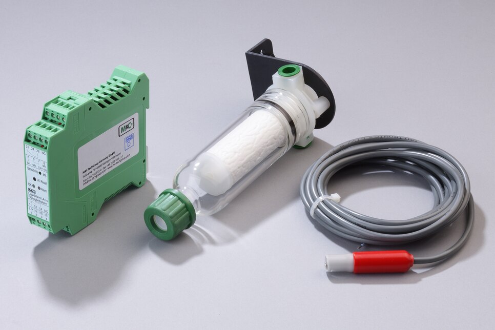 Oblique view of Universal Filter FP-0,1GF, Liquid Alarm Sensor LA1S and Electronic Controller LA1.4