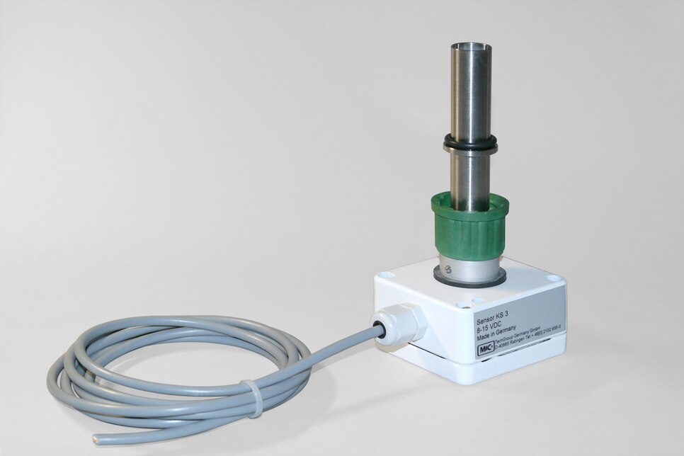 Schrägansicht Flüssigkeitsalarmsensor KS3 PEEK