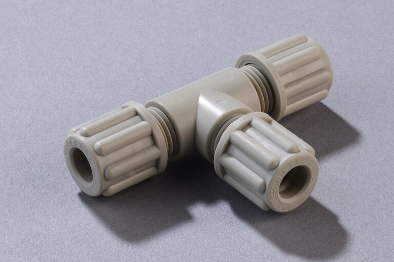 Oblique view of horizontal Union Tee TV PP, DN4/6