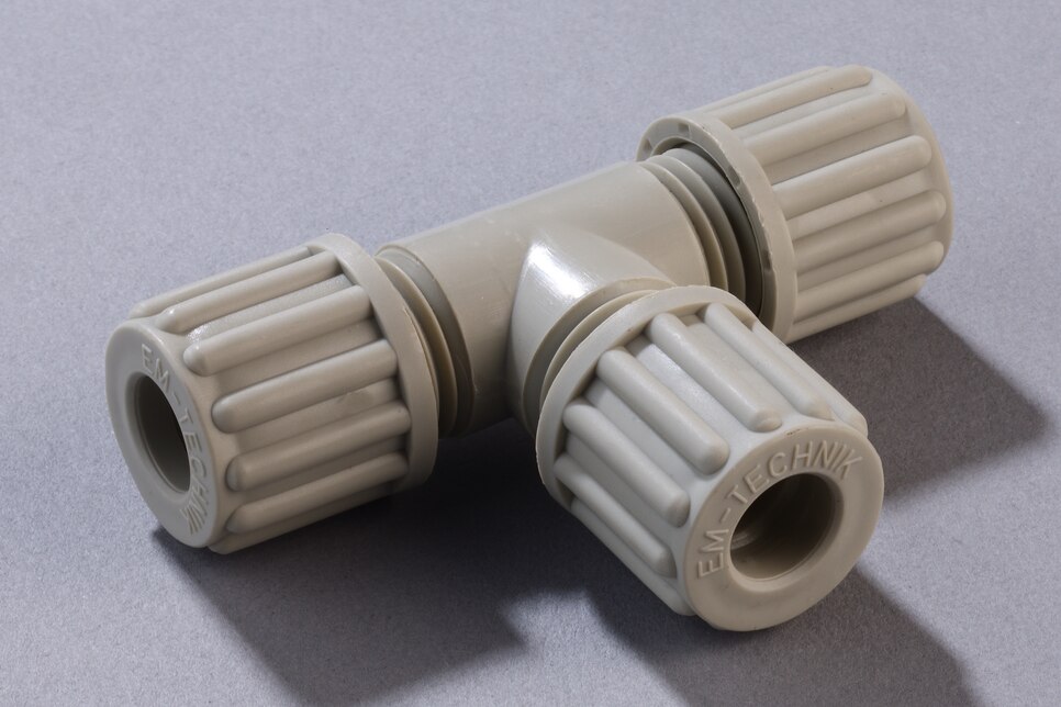 Oblique view of horizontal Union Tee TV PP, DN6/8