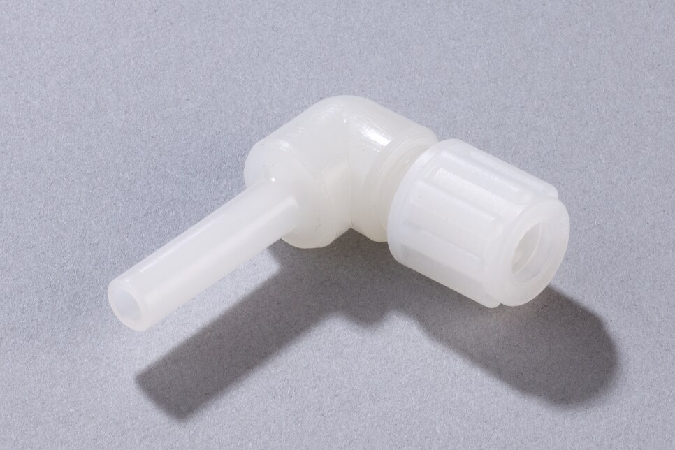 Schrägansicht liegender Einstellbarer GL-Winkeladapter EV PVDF, D6 - DN4/6