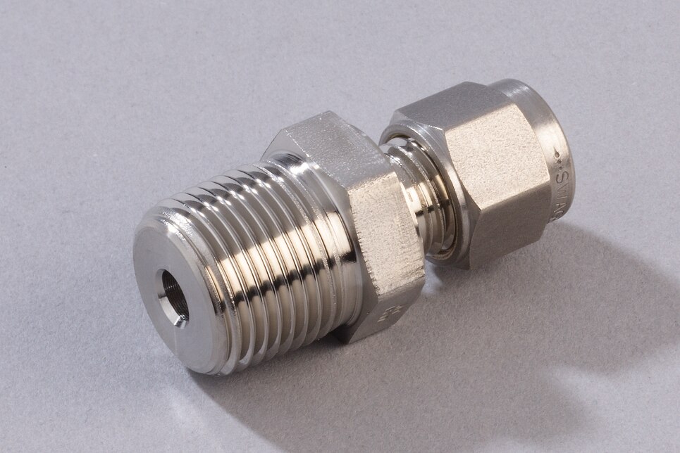 Schrägansicht liegende Gerade Einschraubverschraubung GE SS, R3/8" - 6mm
