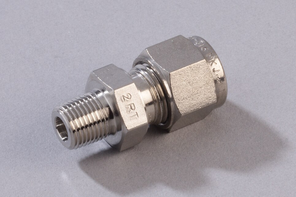 Schrägansicht liegende Gerade Einschraubverschraubung GE SS, R1/8" - 8mm