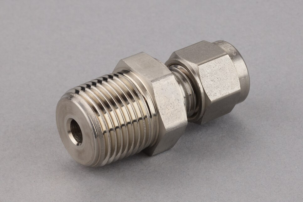 Schrägansicht liegende Gerade Einschraubverschraubung GE SS, R3/8" - 10mm