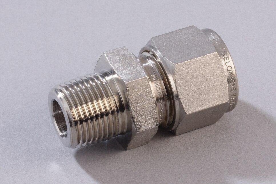 Oblique view of horizontal Straight Male Connector GE SS, R3/8" - 12mm