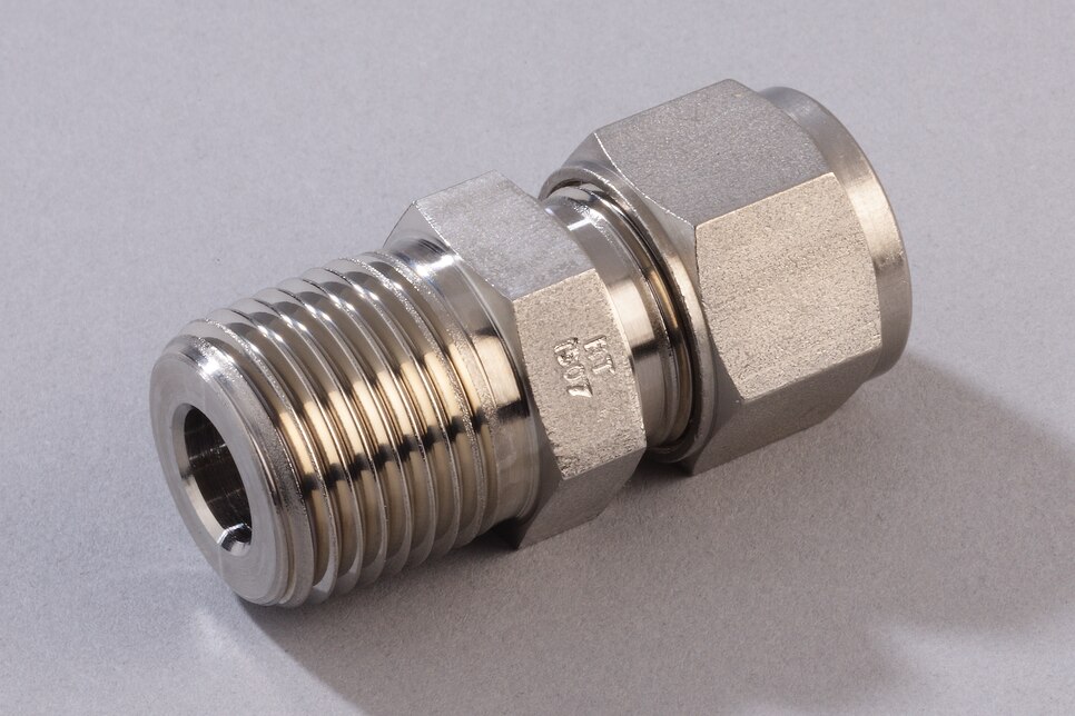 Oblique view of horizontal Straight Male Connector GE SS, R1/2" - 12mm
