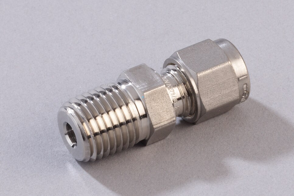 Oblique view of horizontal Straight Male Connector GE SS, 1/4" NPT - 6mm