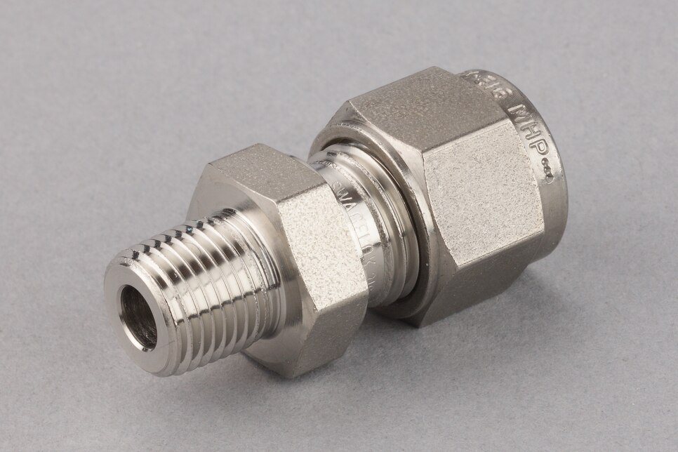 Oblique view of horizontal Straight Male Connector GE SS, 1/8" NPT - 8mm