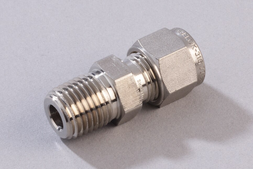 Schrägansicht liegende Gerade Einschraubverschraubung GE SS, 1/4" NPT - 8mm
