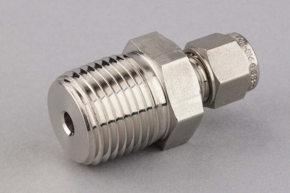 Oblique view of horizontal Straight Male Connector GE SS, 1/2" NPT - 6mm