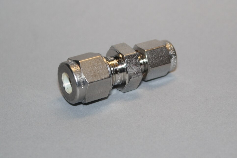 Oblique view of horizontal Straight Union VS SS, 6mm - 1/8"