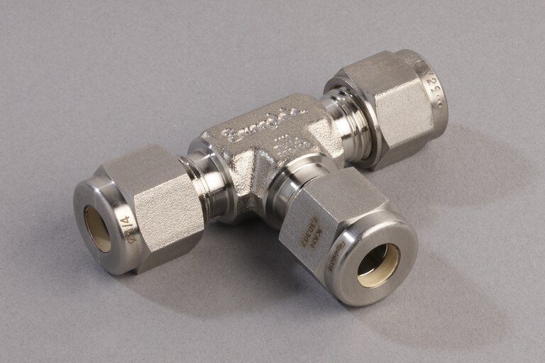 Oblique view of horizontal Union Tee TV SS, 6mm