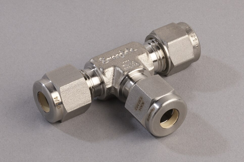 Oblique view of horizontal Union Tee TV SS, 6mm