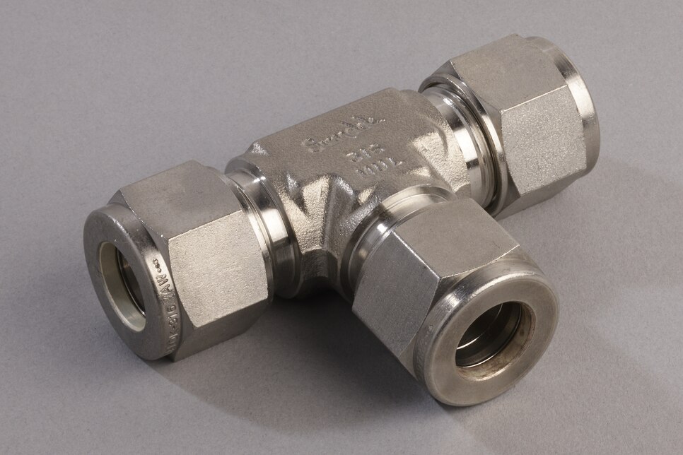 Oblique view of horizontal Union Tee TV SS, 12mm