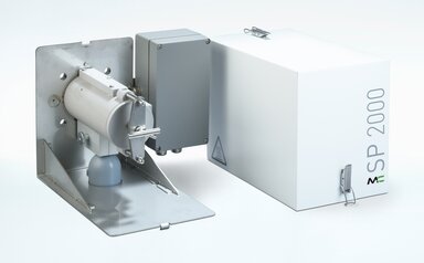 Schrägansicht Gasentnahmesonde SP2000-H und Wetterschutzhaube