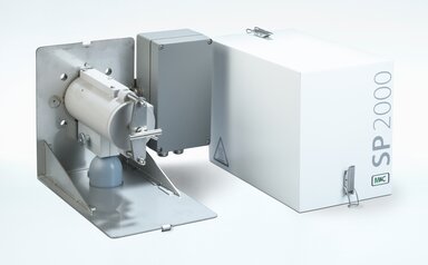 Schrägansicht Gasentnahmesonde SP2000-H und Wetterschutzhaube