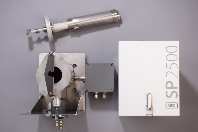 Frontalansicht Gasentnahmesonde SP2500-H/C/I/BB-F und Wetterschutzhaube