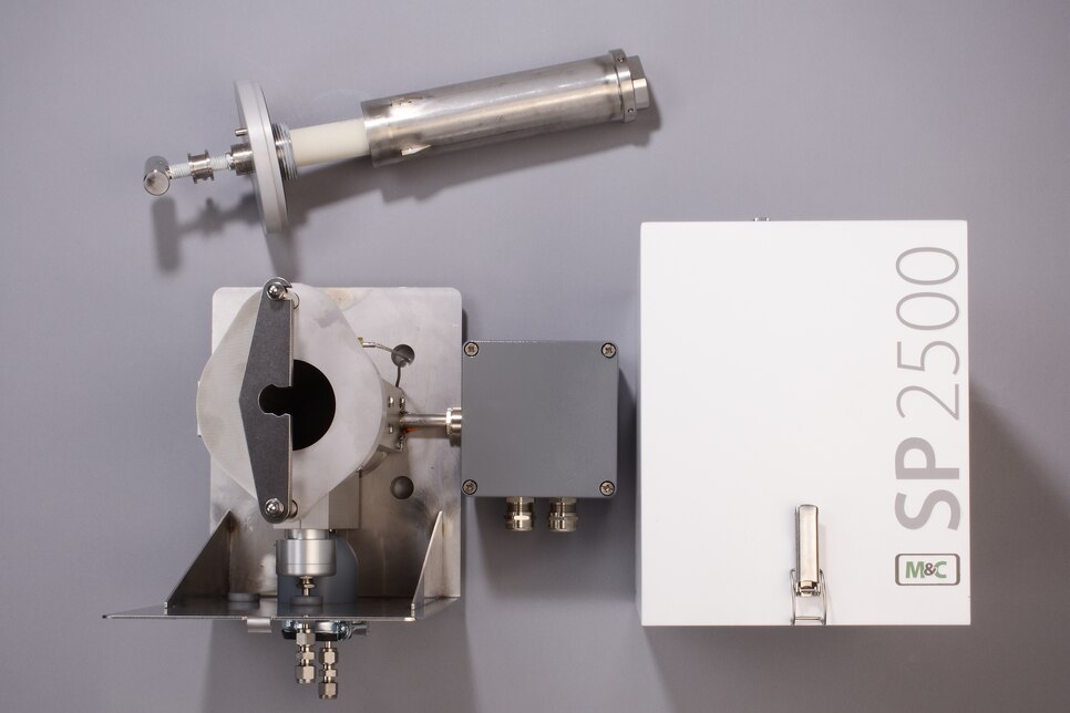 Frontal view of Gas Sample Probe SP2500-H/C/I/BB-F and weather protective cover
