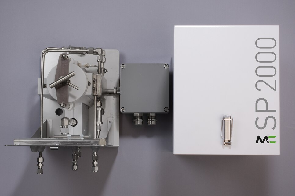Frontal view of Gas Sample Dilution Probe SP2000-H/DIL-VA and weather protection shield