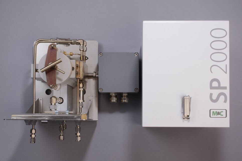 Frontal view of Gas Sample Dilution Probe SP2000-H/DIL-VA/BV and weather protection shield