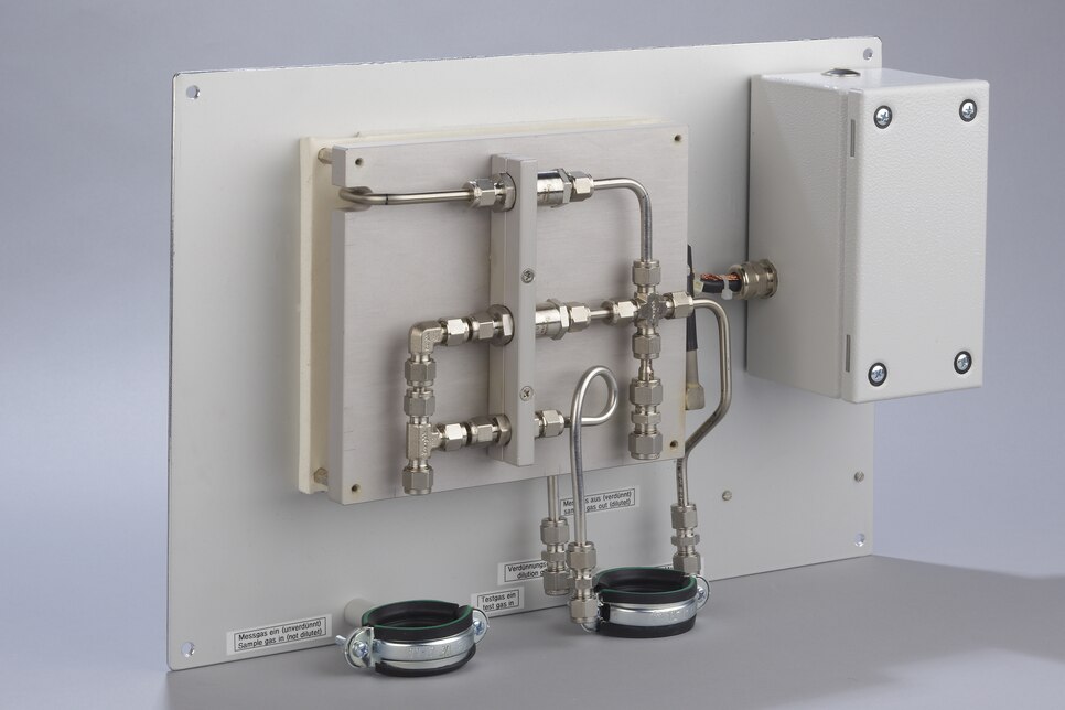 Oblique view of Dilution Unit DIL-1/H installed on a mounting plate