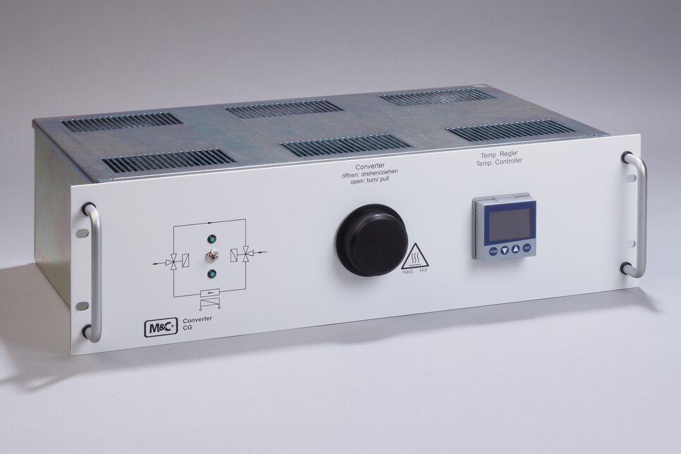 Schrägansicht Gaskonverter CG-2M im 19"-Einschubgehäuse