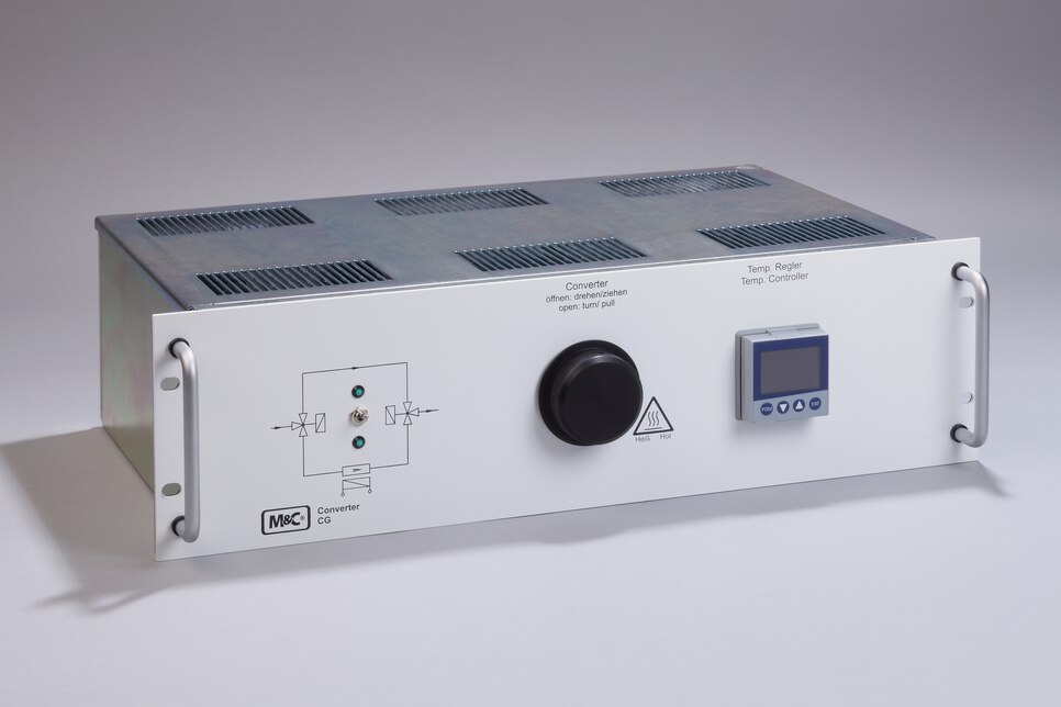 Schrägansicht Gaskonverter CG-2M im 19"-Einschubgehäuse