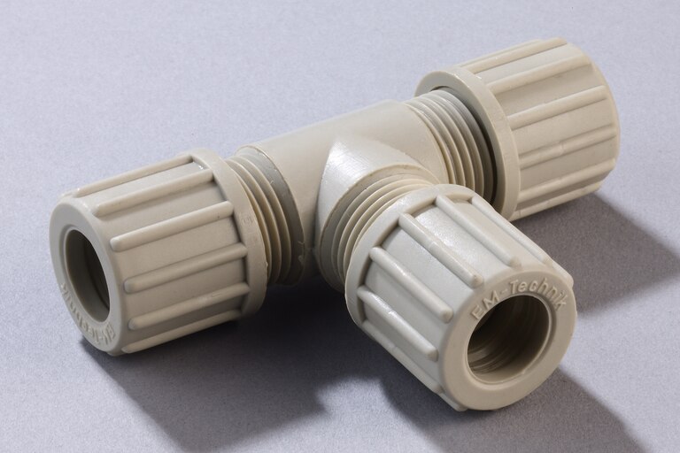 Oblique view of horizontal Union Tee TV PP, DN10/12