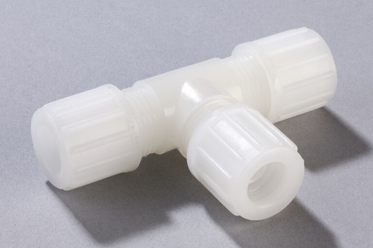 Oblique view of horizontal Union Tee TV PVDF, DN10/12