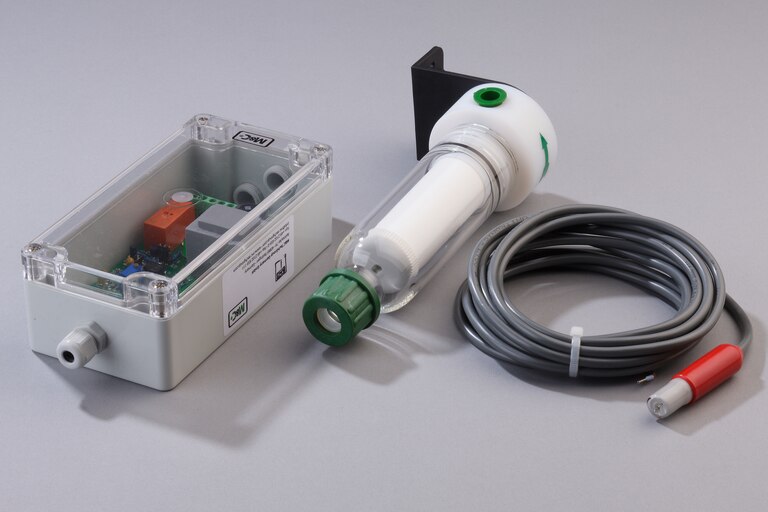 Oblique view of Universal Filter FT-2T, liquid alarm sensor LA1S and Electronic Controller LA1.1
