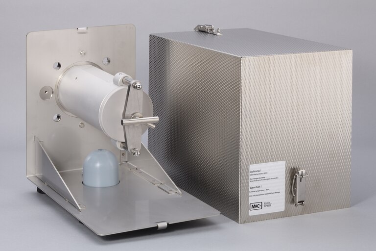 Oblique view of Gas Sample Probe SP3000/Ex, Zone 20/21 and weather protective cover